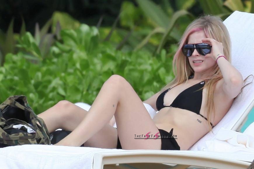 Avril Lavigne: Sexiest Photos of Bikini - TheFastFashion.com